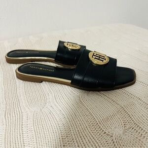 Tommy Hilfiger Women’s Size 5.5M Black Slip On Flats with Center Gold Logo EUC